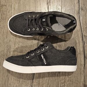 Nautica Youth Shoes Style Hull Gray, Size 4 Youth Great Condition Boys Sneakers